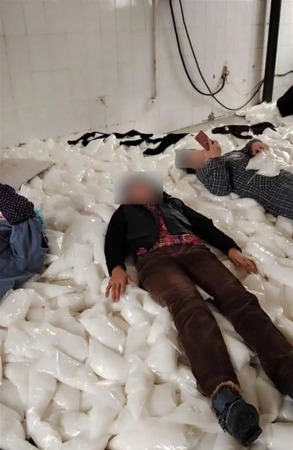 食品厂车间内员工将袋装果酱当床垫？沈阳市于洪区通报：责令停产整改